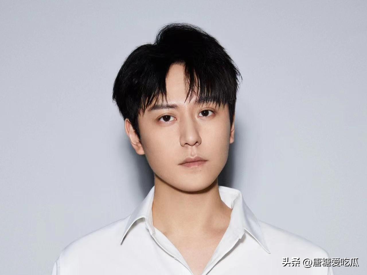 我发现一个有意思的事情
那就是秦俊杰明明才34岁，有代表作，有演技，有资源但偏偏