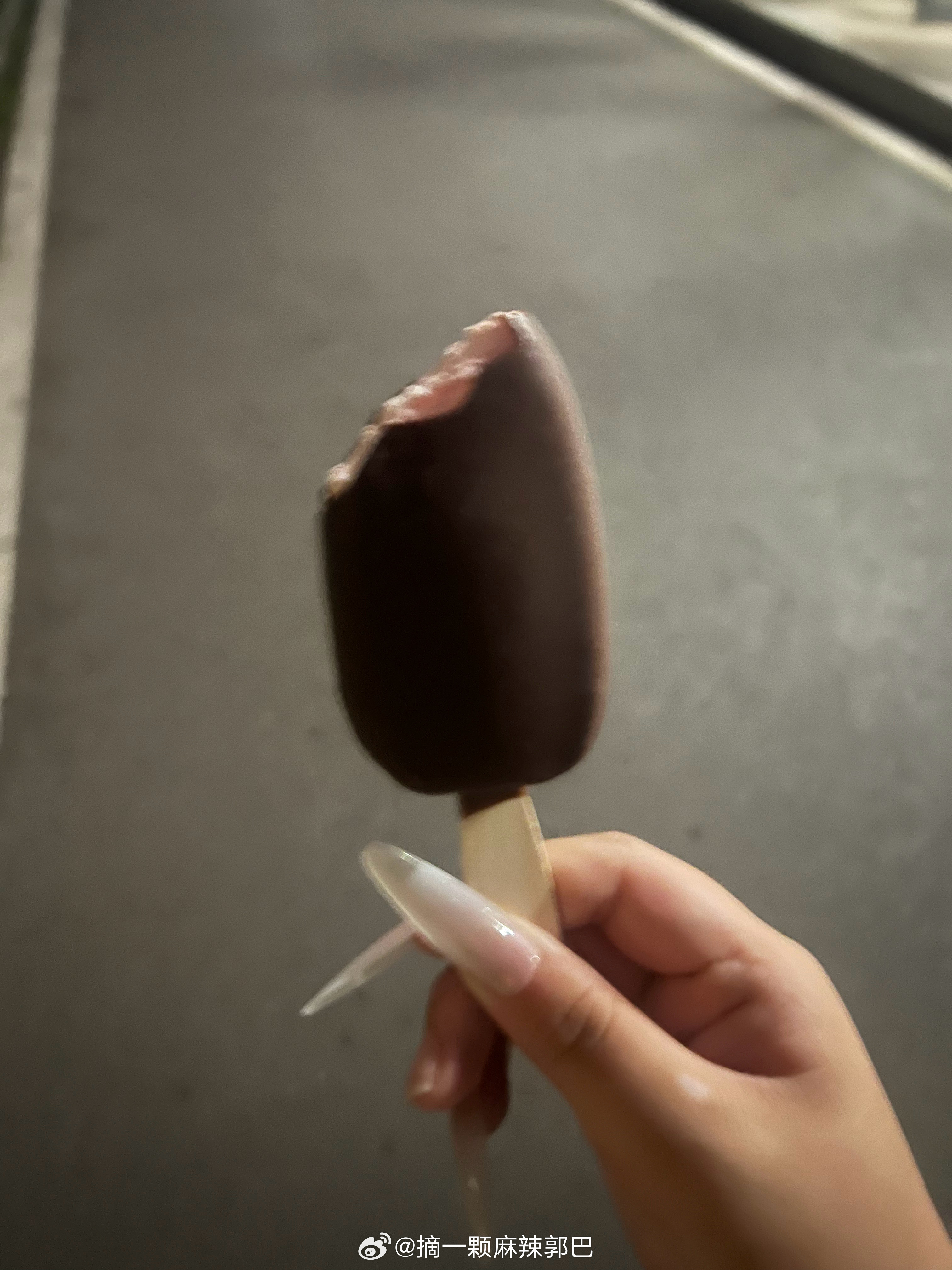 这个巧克力脆皮好脆好脆！卡点上课买了根东北奶糕没来得及吃以为要化成水了结果化成了