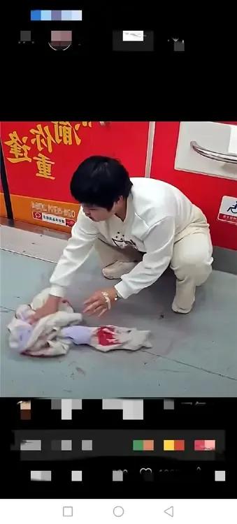 看下面两张图片，反映了人的教养、道德修养的巨大差异！
   3月23日，女孩胡心