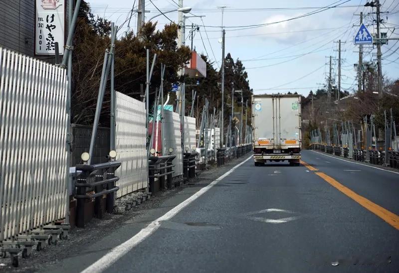街头安静得有些渗人。
初次在夜晚走于日本小镇的街上，安静得连自己的呼吸声都能听到