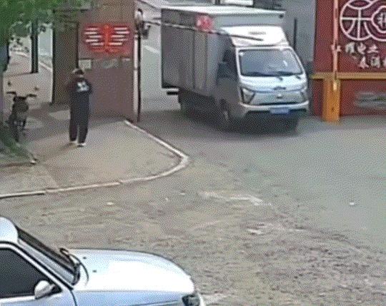 “天降横祸！”黑河北安街头上演惊险一幕，行人正常沿路行走，本以为平安无事，不料货
