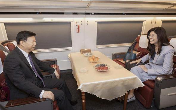 郑丽文上了复兴号，茶杯放桌上水面几乎不晃，300多公里一个多小时到南京，她全程笑