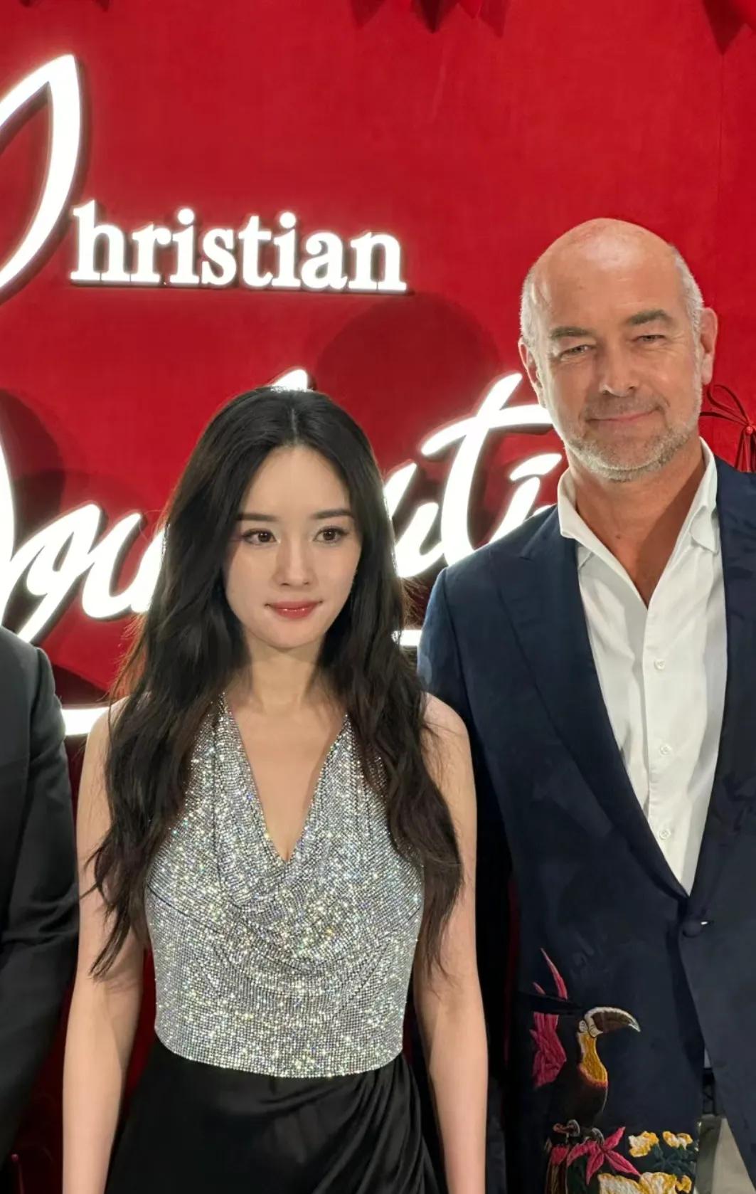 杨幂参加北京skp活动
好惊艳的美貌
杨幂的生图堪比精修图
这颜值原相机拍摄都不
