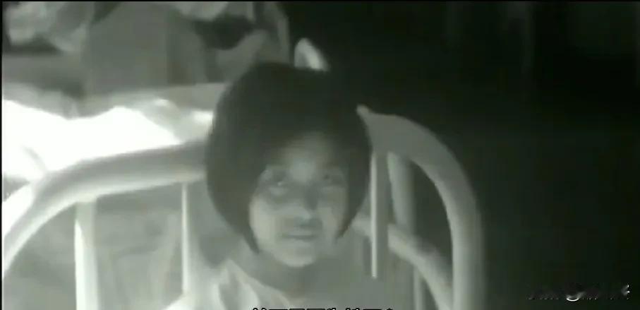 这个女孩对着镜子笑，你以为她很开心吗？
不是的，她笑是因为她精神失常了！！！
这