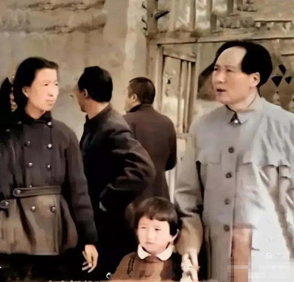 这姐弟俩，虽然说不是亲的，但是，长得还是挺像。尽管说不是亲的，但胜似亲的。姐姐叫