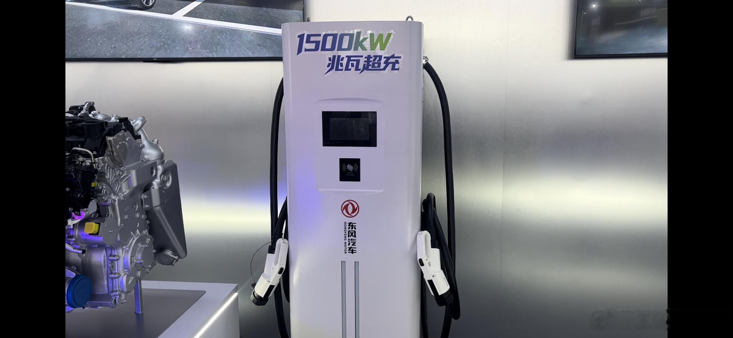 东风的兆瓦快充，5分钟500km，和比亚迪闪充一个级别。大家充电速度都上来了。 