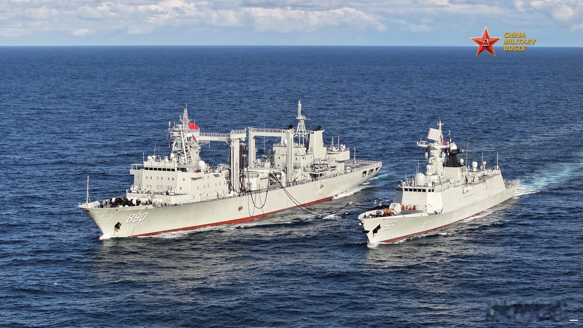 890巢湖舰与驱护舰进行航行补给演练 