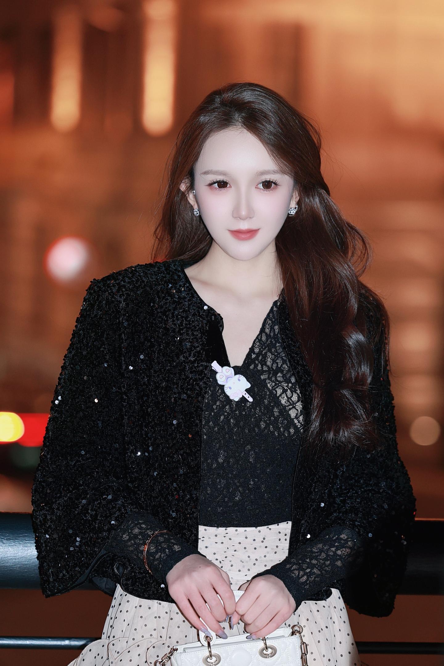 没有人能拒绝姐姐风 轻颜杂志挑战 古早氛围感就是姐的舒适区 御姐范儿 性感美女