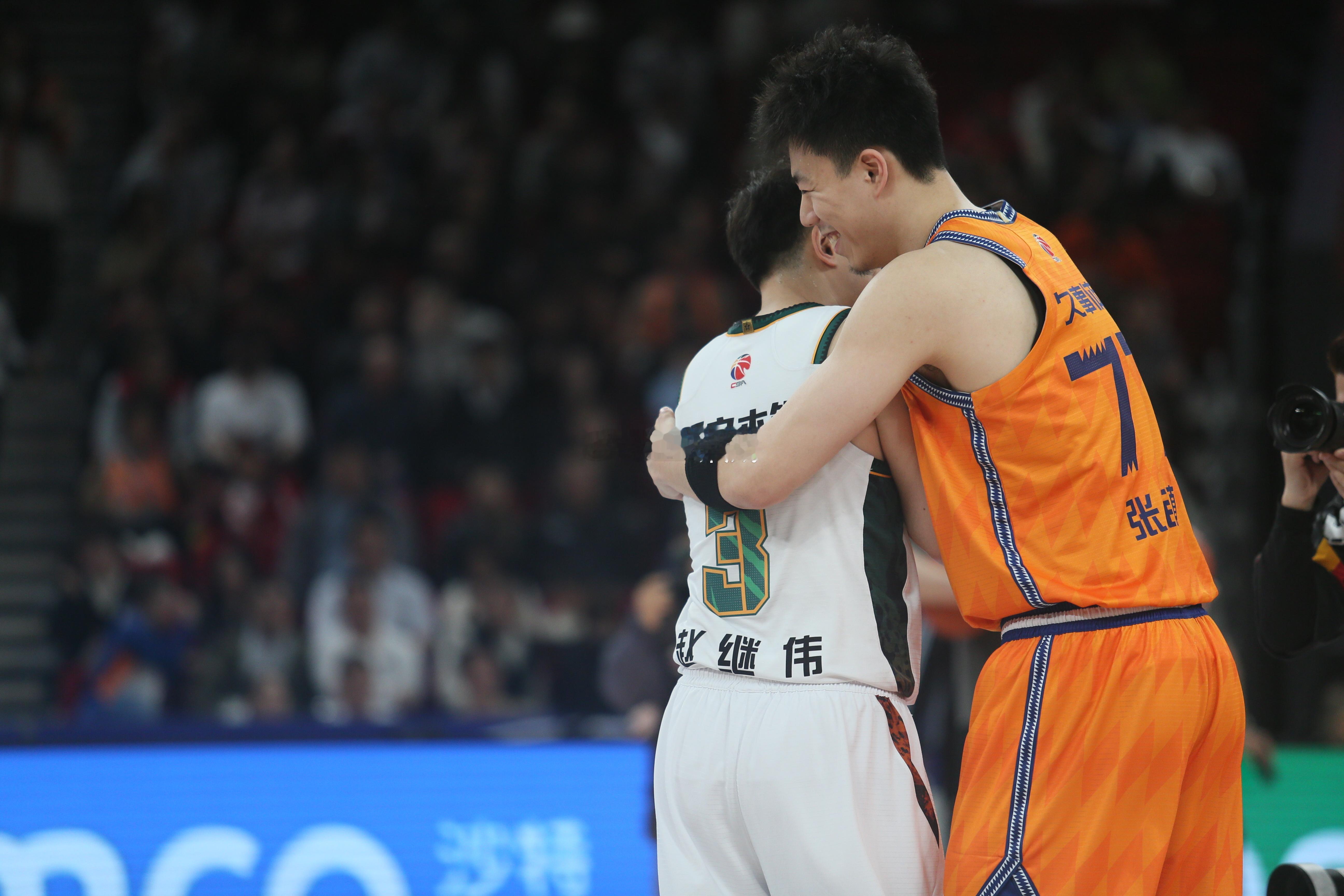 赵继伟与张镇麟赛前相拥，曾经的队友，如今在场上已经各为其主。赵继伟张镇麟