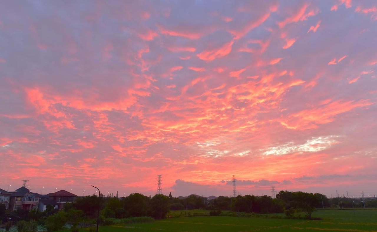 今天热不热？朝霞告诉你！
​2026.07.23
写意我的江南故乡婺州古城……