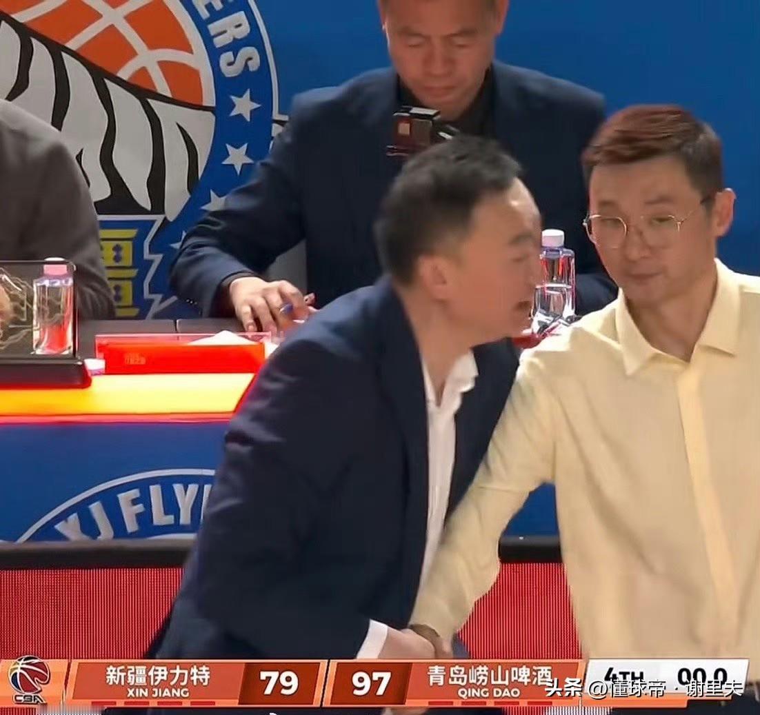 这么整！刘炜要先去抖音直播了，和贾队长竞争卖货，新疆主场球迷都开始喊：刘炜下课了