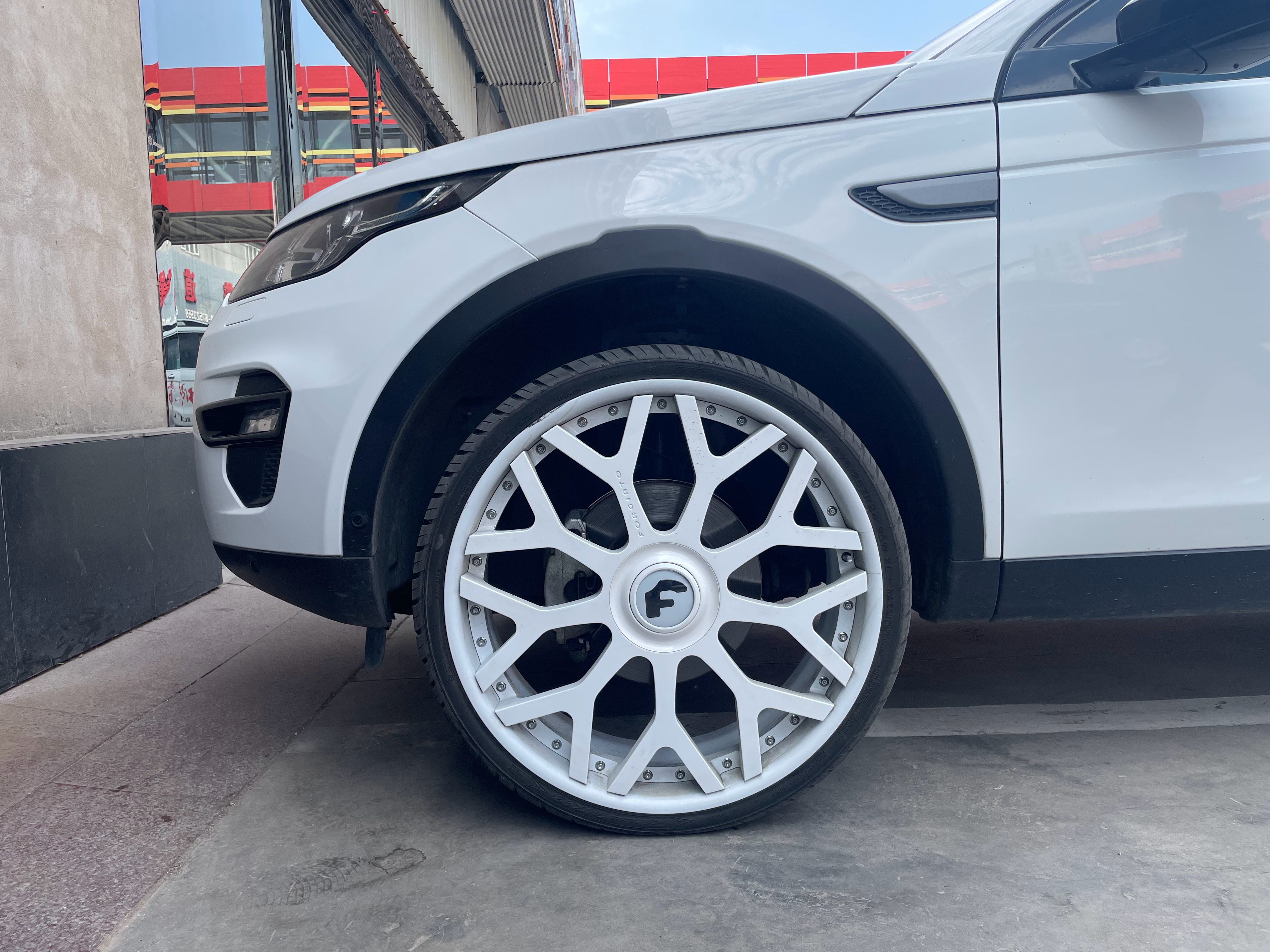 这种改装风格太吓人了……275/25 R24太可怕了这样的车你们改开么？ ​​​