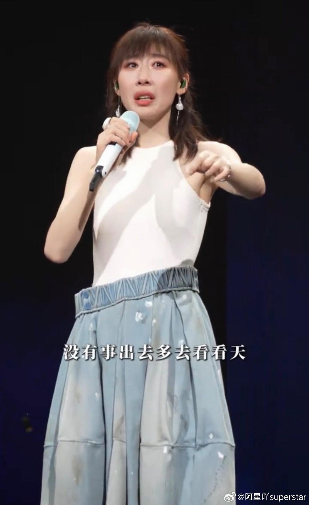 任素汐演唱会爆了，她却说“别踩别人夸我”。 娱乐圈最脏的流量密码，是“拉踩”。夸