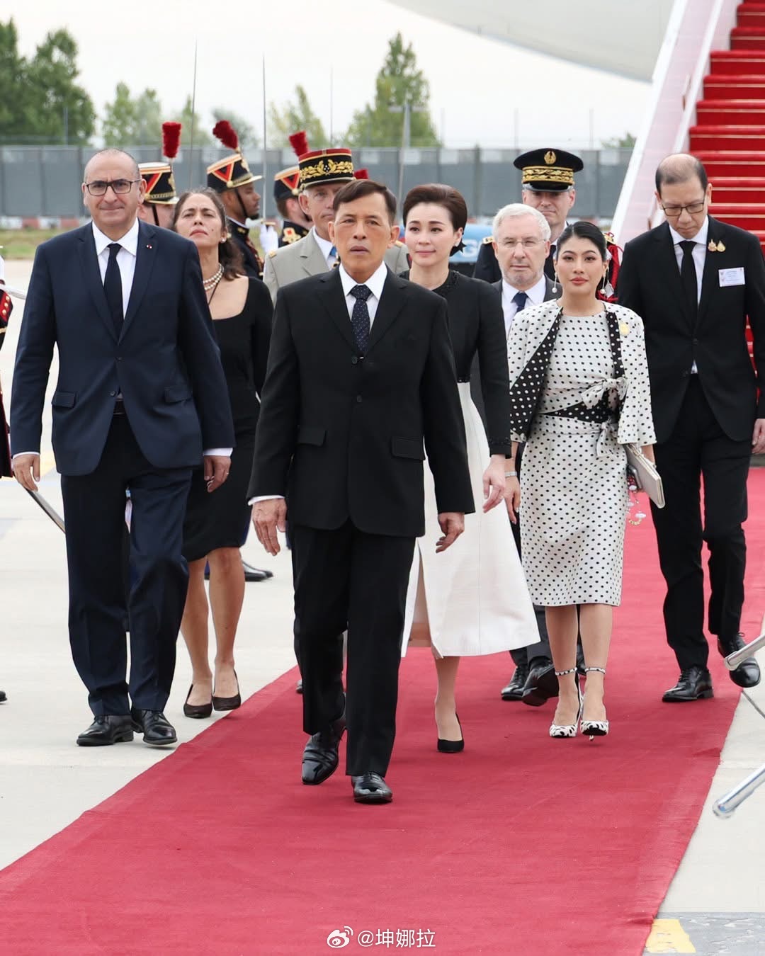 泰王与王后已抵达法国，应马克龙总统邀请出席建交170周年纪念活动 