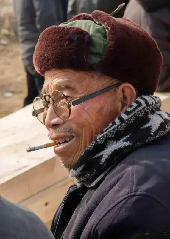 夏日生活打卡季西北男人的唯一偏爱是石头眼镜，特别是老人，对石头眼镜的渴望真是个执