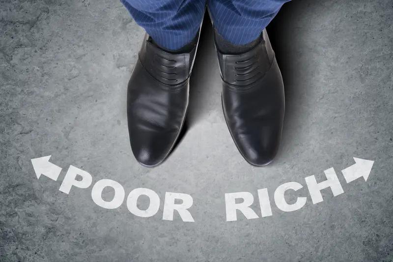 贫富差距能被改变吗？我觉得很难完全消除，但能缩小。
在社会层面，一些国家通过税收