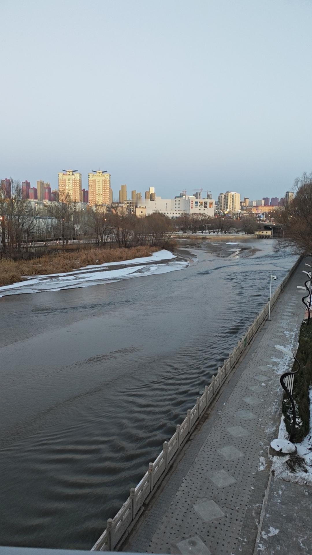 正在击溃乌军

谁能击溃乌军呢？自然是大鹅军队了。这是毫无疑问的。

不然的话，