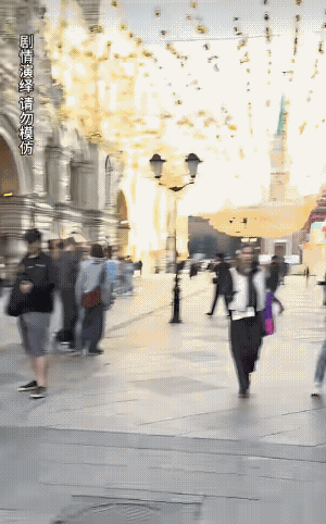 所谓的大爷其实是个小伙子戴了个老头面具而已！
这是在外国街头不稀罕！要是在国内围