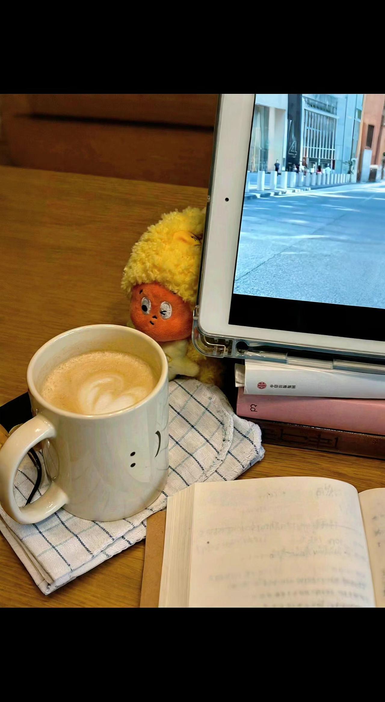 ☕奶泡在杯中笑出小漩涡，旧书页里藏着昨日的风🌬️。毛绒玩具歪头偷听，屏幕映着无