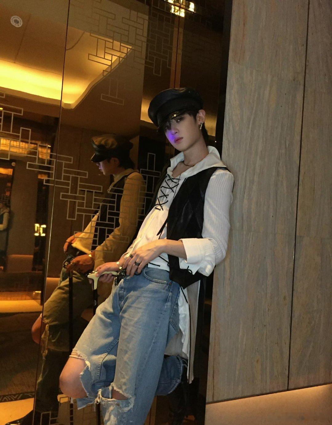 黄明昊 𝒜𝓁𝓁 𝓂𝓎 𝓂𝒾𝓁𝑒𝓈 𝒶𝓇𝑒 𝒻𝑜𝓇