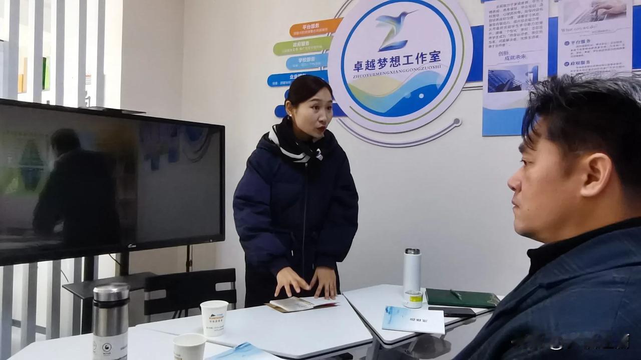 赞俊芳兄弘扬道法
         君圣
道德真言感愚顽
正气凛然留世间
点化幼