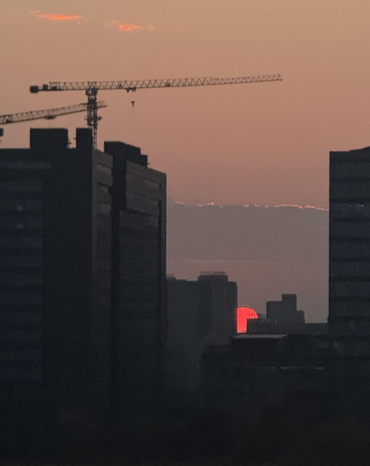 钱像一面镜子，照出人最真实的模样。

它让我明白，成年人的底气，往往就是银行卡里