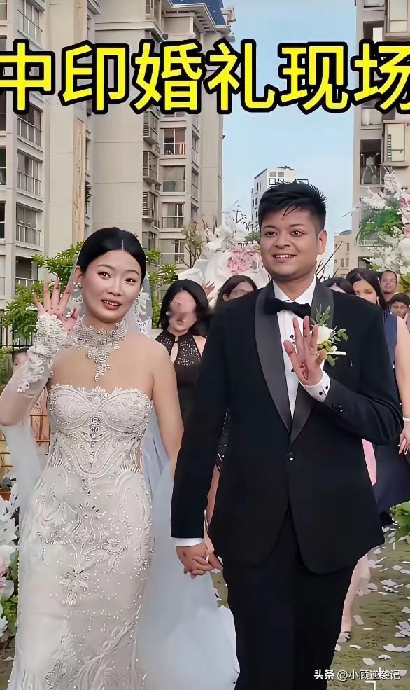 印度小伙在我国举办盛大中式婚礼，亲戚朋友齐聚一堂，场面壮观热闹。

新郎在深圳工