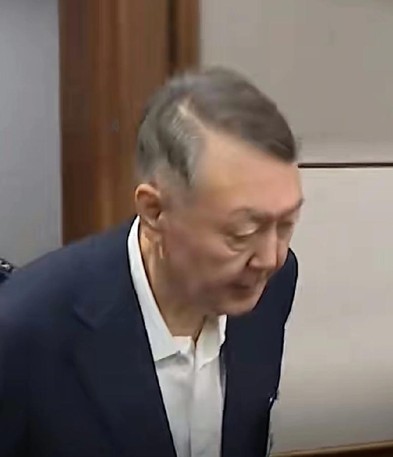 老尹还出来了吗？现在梨泰院踩踏惨案调查结果出炉，他的处境看着更糟糕了。
理由是梨