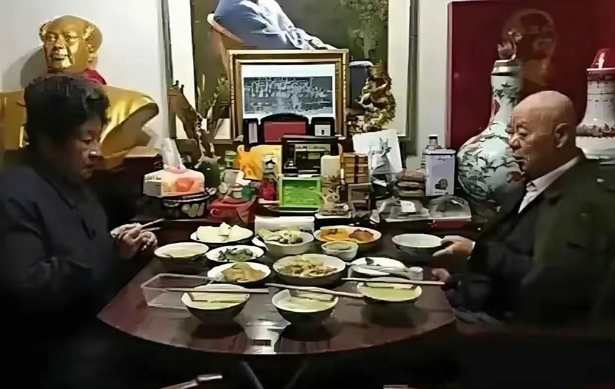 晚年的李讷与丈夫王景清始终保持着朴素的平民本色，晚餐场景尽显节俭家风。餐桌上无奢