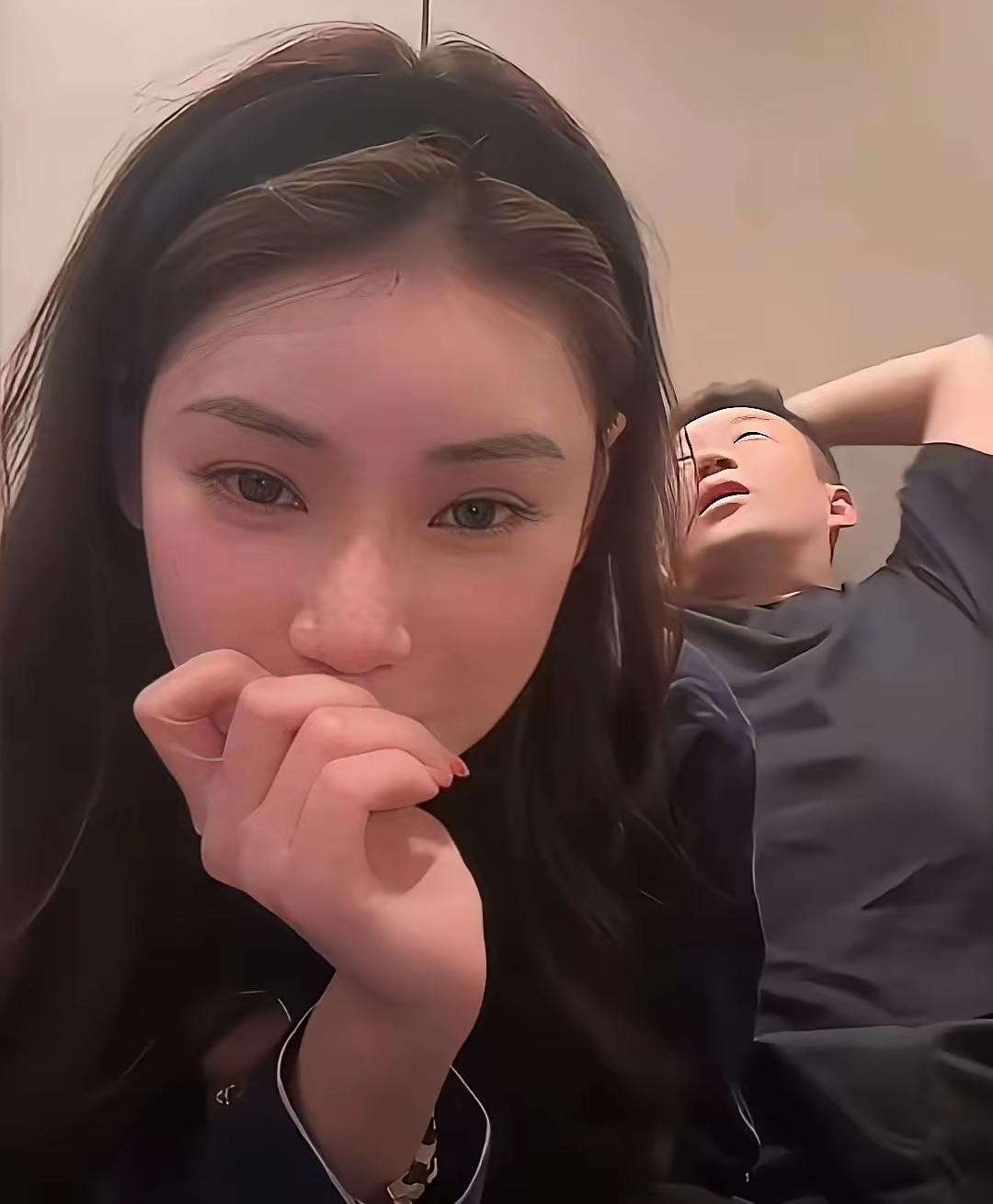 筱梅产后首露面，比没生小孩之前还要漂亮 ，感觉像个刚毕业清纯大学生。
筱梅与老公