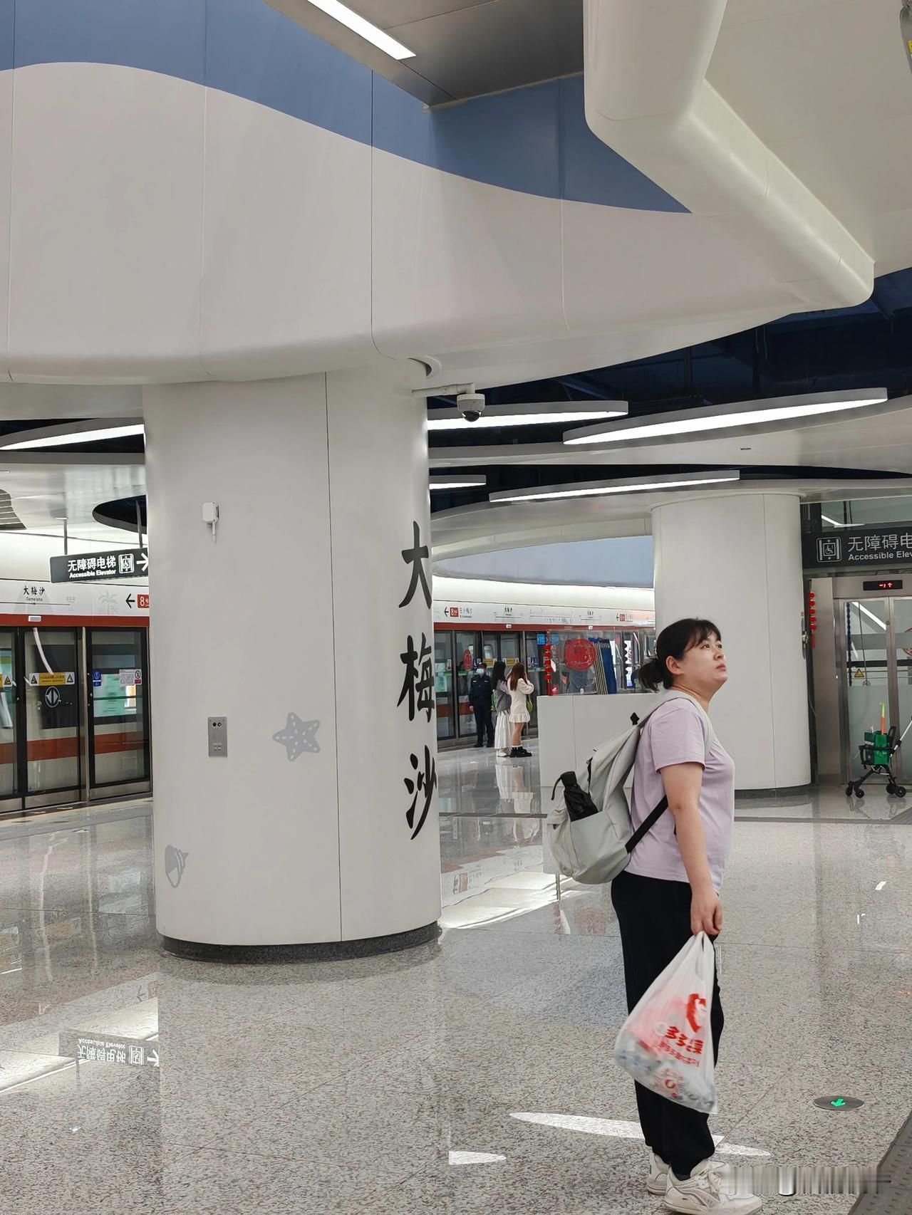 这应该是我见过深圳最美的地铁站了，确实很有特色，看着非常的大气，整个地铁站充满了