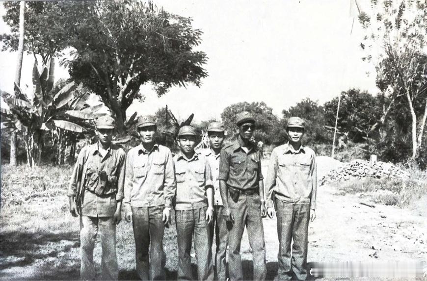 80年代中期越军第9师师长黎文勇（左三）在柬埔寨军事历史全触达