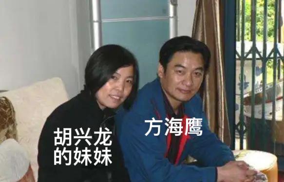 1984 年，对越作战前线。两个安徽小伙子站在树下，约定：谁活着回去，谁就负责奉