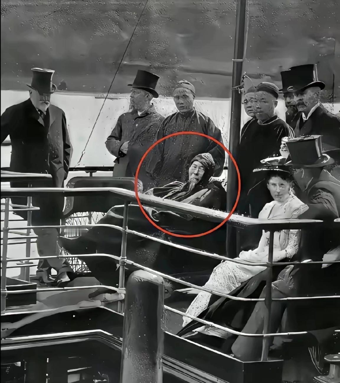 很难想象，这个毫无精气神的老头竟然是赫赫有名的晚清第一重臣李鸿章。
这是他刚从美