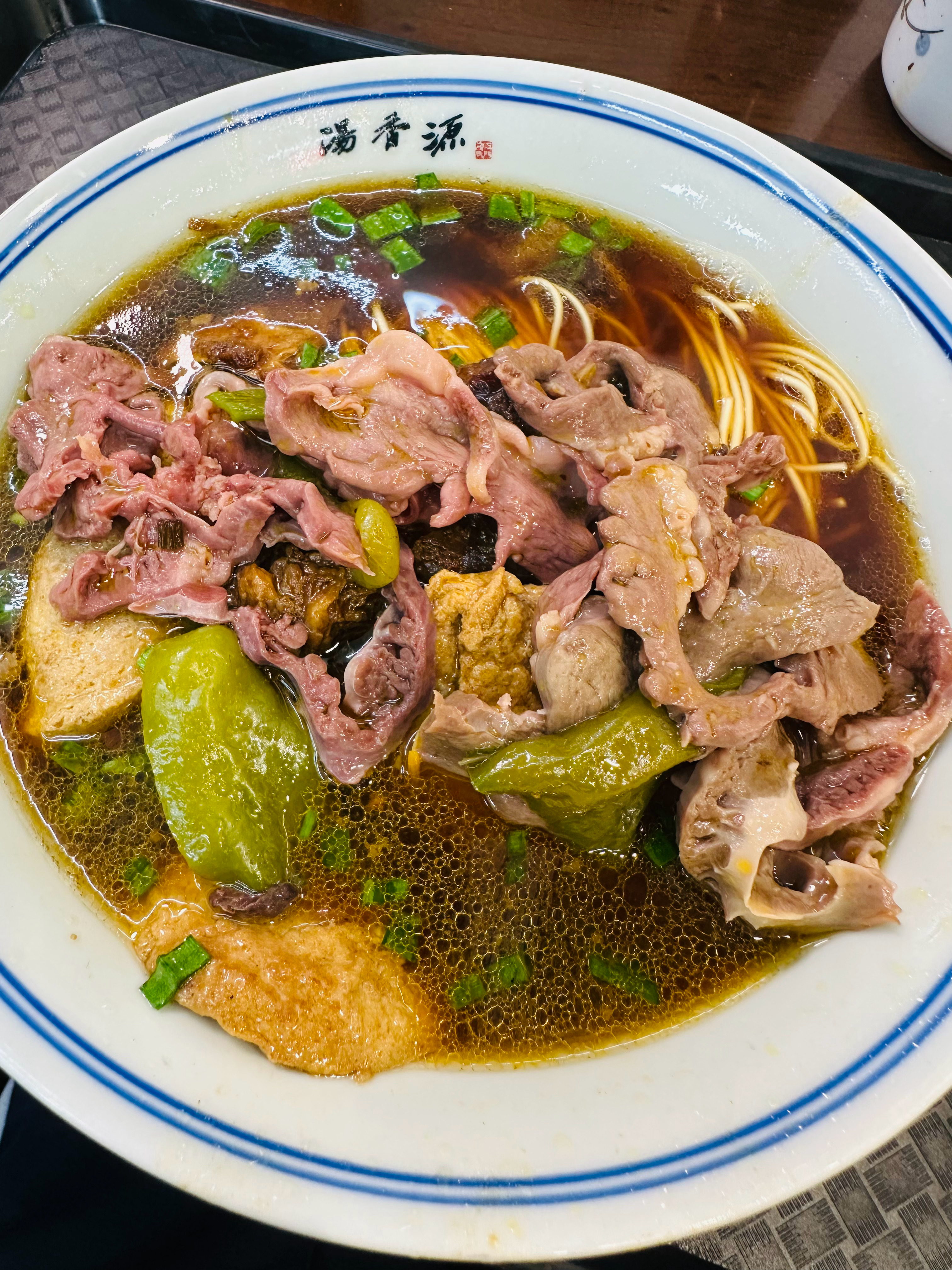 看到133一斤的黑草莓，我陷入了沉思。133一斤的黑草莓到底是谁在吃