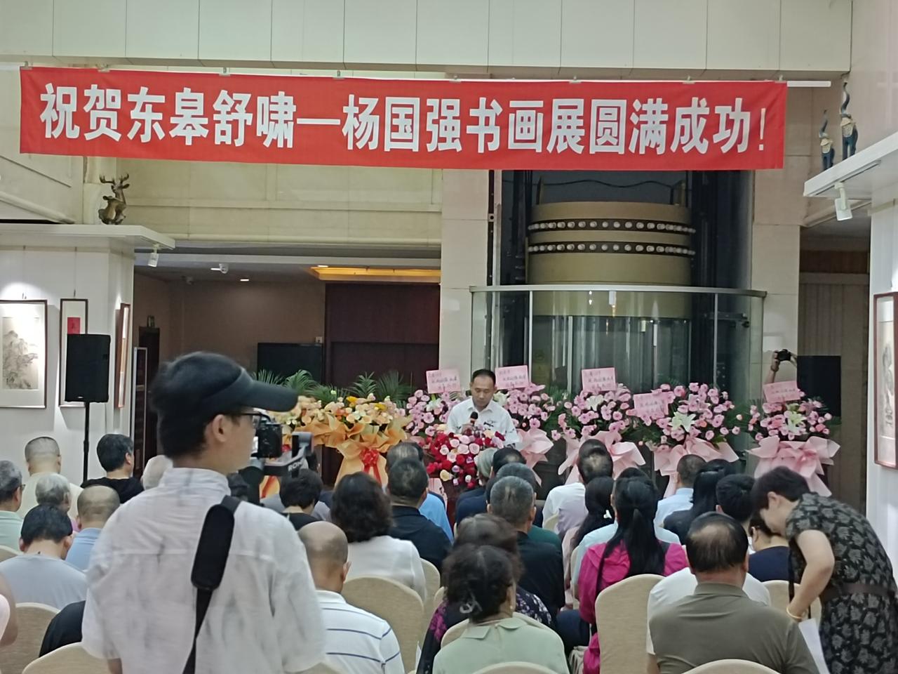 今日上午在临沂新闻大厦，参加杨国强老兄的画展，得见艺术家李照柱兄，杜振北兄，解晓