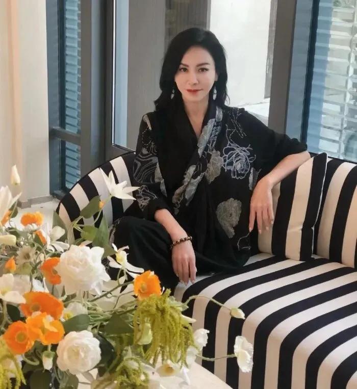 《风云》里聂风的娘，风情万种千娇百媚！现实中的性感，有过之而无不及！简直就是性感