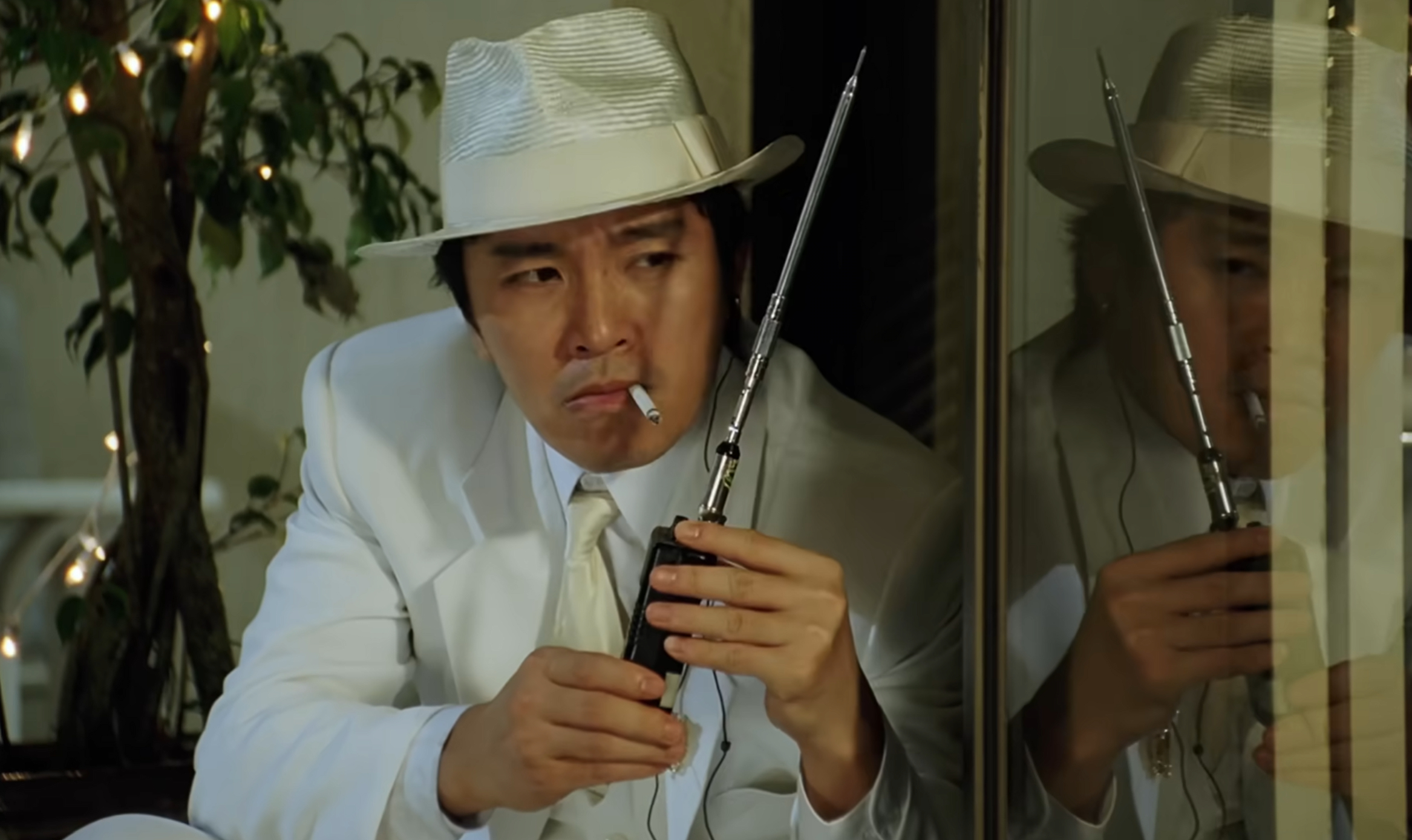才发现八九十年代的通讯用的是不需要解码的模拟信号，所以实现监听的方法，自然非常简