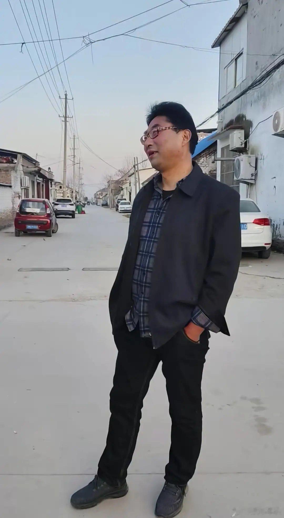 不得不说大衣哥亲家很聪明：面对大家敏感问话他很多时候只是乐呵呵傻笑，说的最多娶到