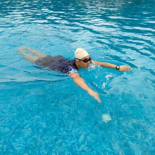 泳教头 | 泳讲堂：抬头蛙泳——人人必学的防溺水自救技能
 
大家好，这里是泳教