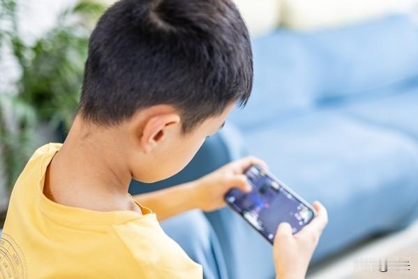 孩子对手机过度依恋，根源不全在孩子本身！不少家长感到很无奈，孩子一有空就抱着手机