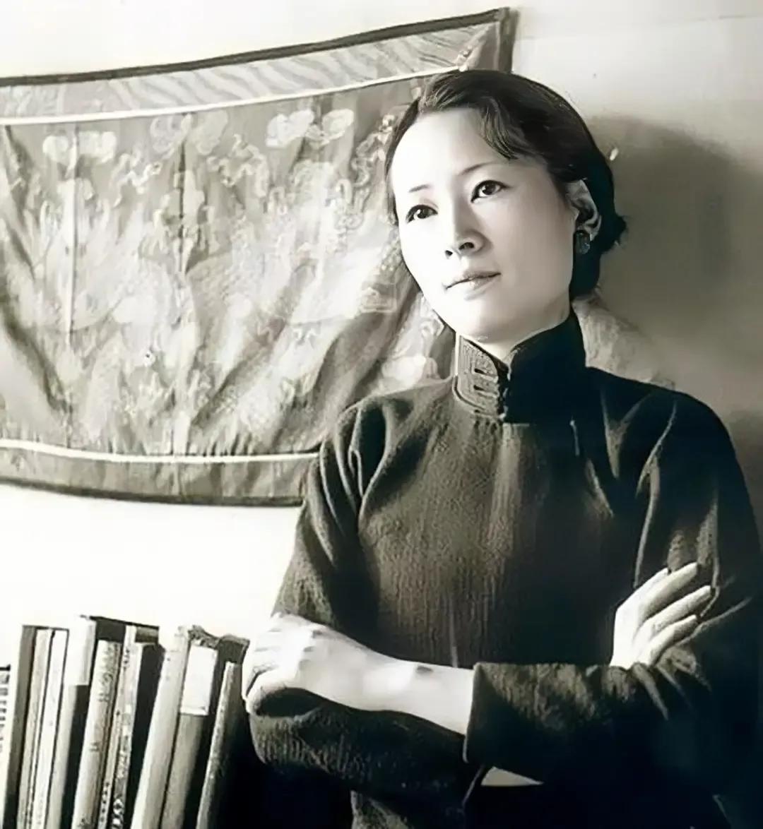 民国才女林徽因，在建筑学和古建筑方面的造诣，确是无人能够质疑的。
可是说她的文学
