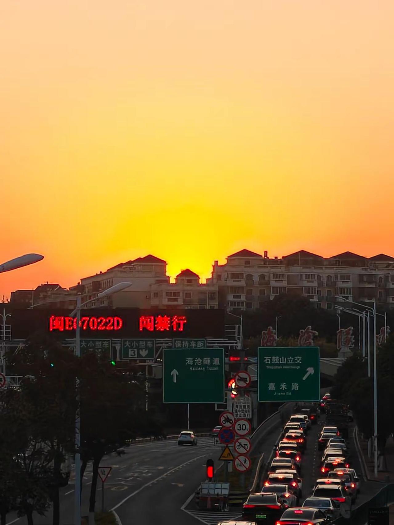 远去的夕阳，回头不看往事！朝着前方向前走！夕落西山晒明天！断头崖边望明月！月圆月