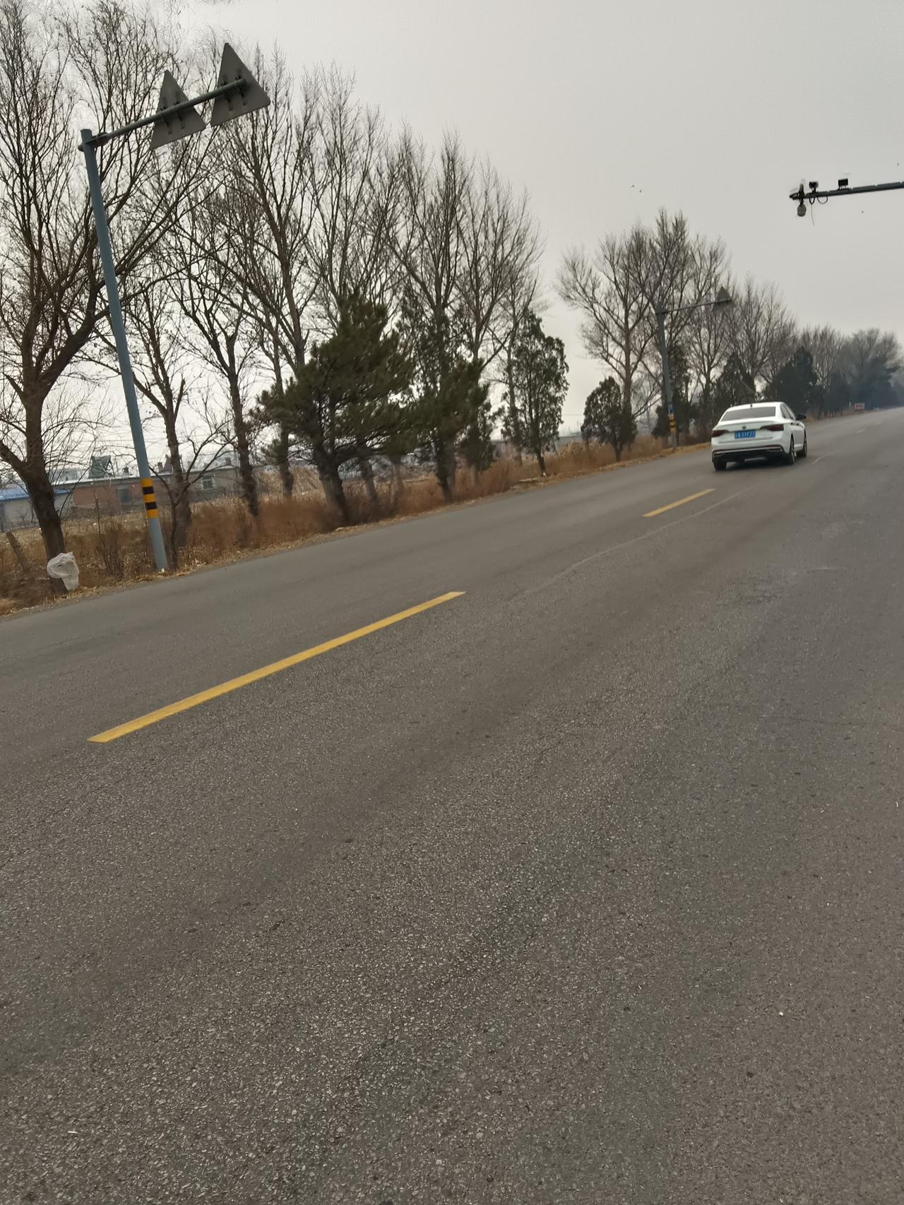 冬日公路的宁静与美丽