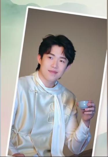 大头国风造型清爽大气，简约利落的设计，显得他身姿挺拔，气质温润舒展。赛场之上专注