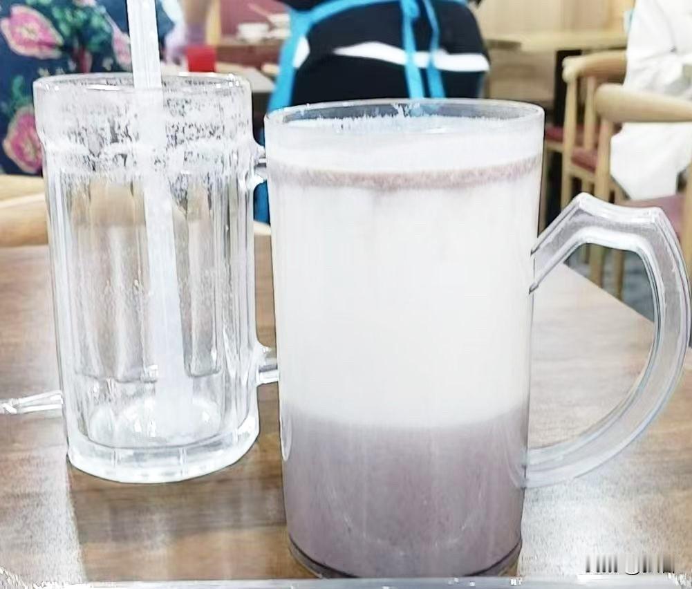 刚刚朋友圈刷到：

有个可爱的事情[偷笑]

​昨天因为太热太渴太累嘴太馋
前后