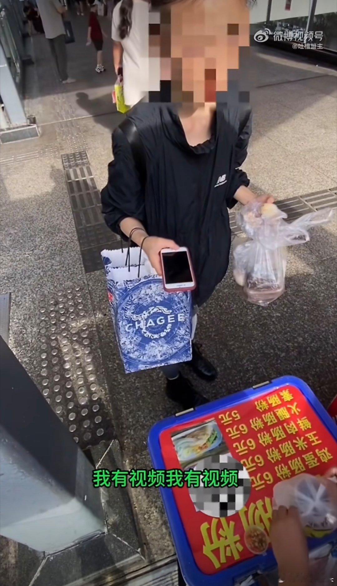 女孩截图假付款勿以善小而不为，勿以恶小而为之。生活中还是要诚实守信，不要占小便宜