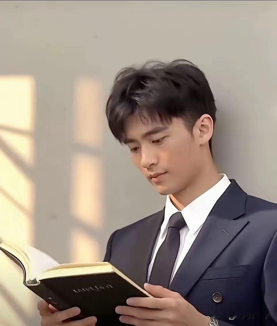 谢霆锋大儿子，这孩子给人的第一感觉是干净稳重，颇有谢家长孙的气质，比他爷爷和他爹