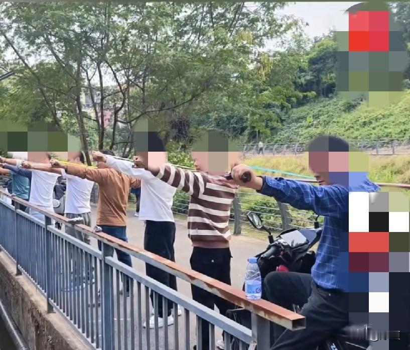 原来真有专门玩弹弓的人。为什么这种娱乐项目我一看就害怕呢？总觉得太危险了。
万一