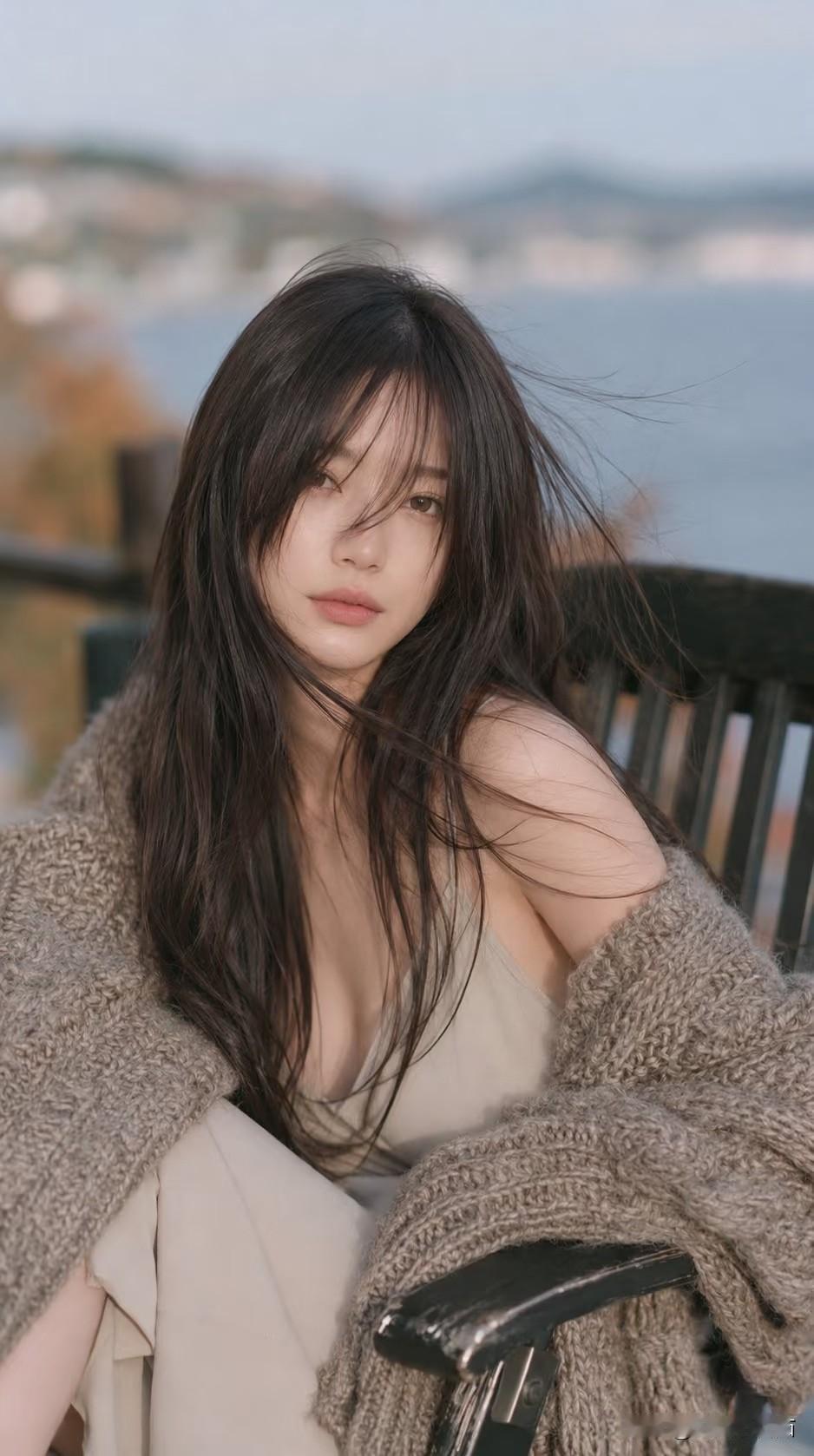 风掠过发梢，把心事轻轻寄向远方